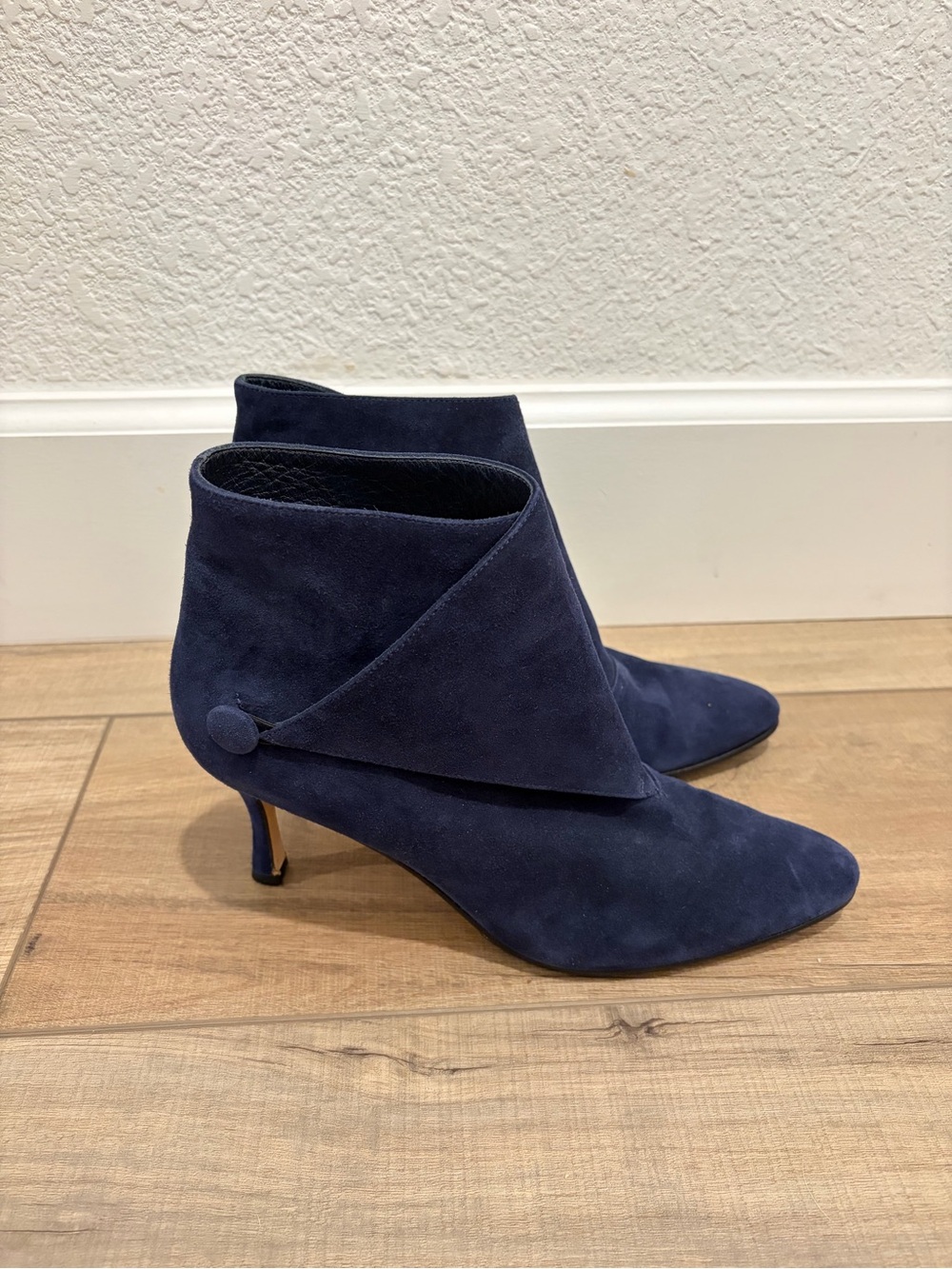 Manolo Blahnik Navy Suede pointed round toe heeled ankle boots size 38.5